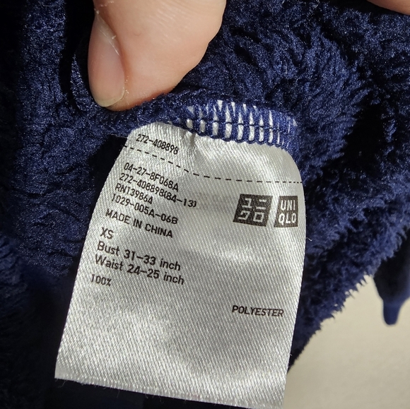 Uniqlo Solid Navy Soft Fleece Sweatshirt - Picture 4 of 4